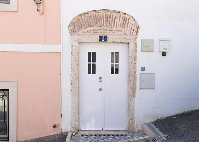 Classic Lisbon Homes: Bright & Central In Belem